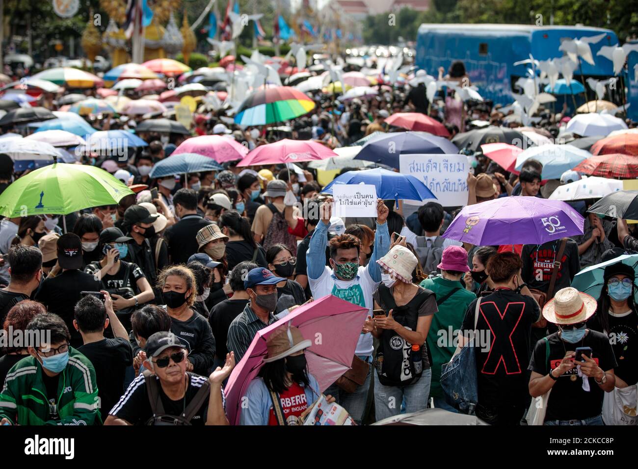 Migliaia di manifestanti partecipano a una manifestazione contro il governo al Democracy Monument di Bangkok, Thailandia, domenica 16 agosto 2020. Tra le richieste dei manifestanti vi sono richieste di riforma della monarchia della Thailandia. (Foto - Jack Taylor) Foto Stock
