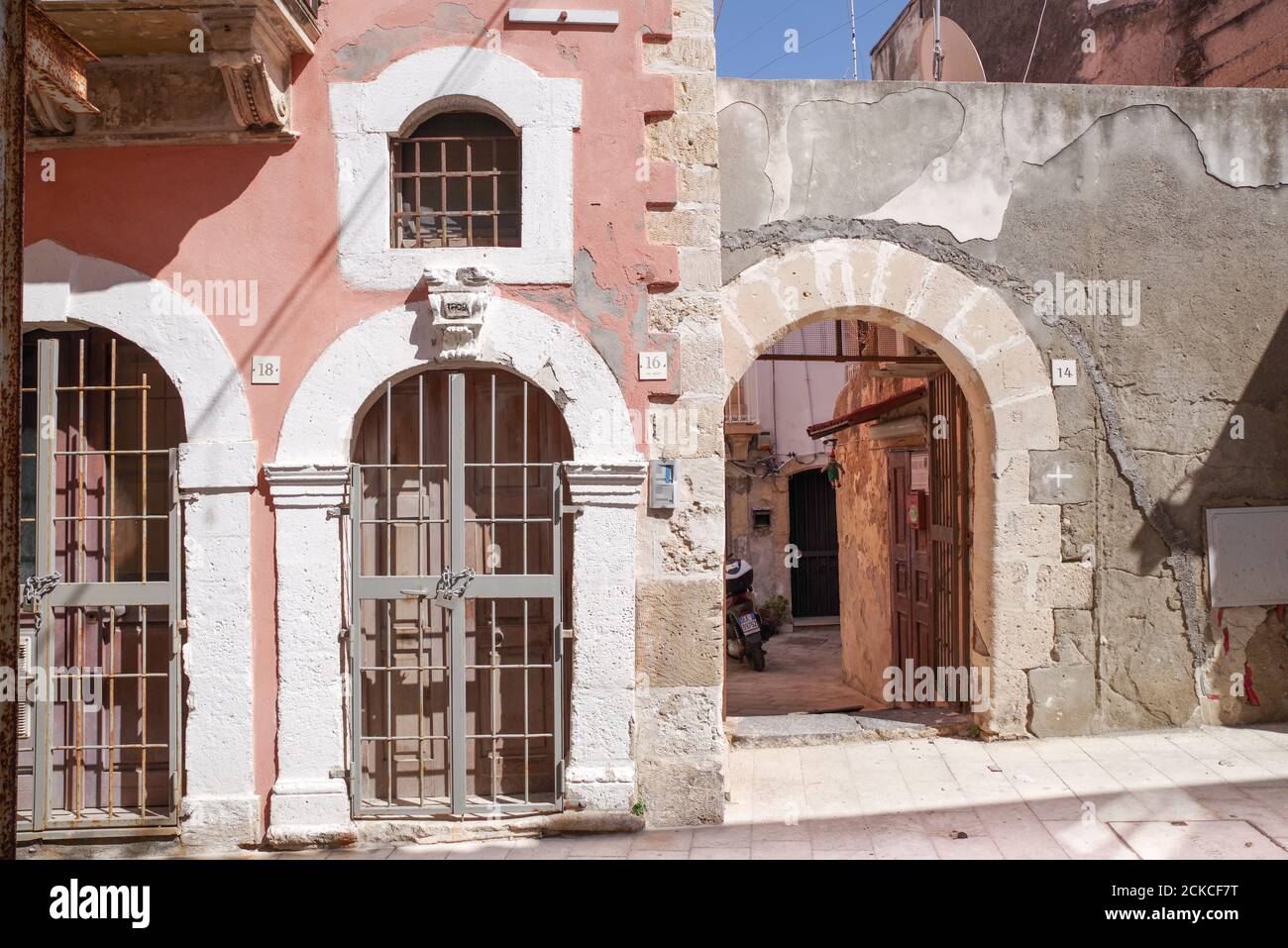 Antiche porte in una tranquilla strada laterale in Ortigia, Sicilia (Italia) strada, arco Foto Stock