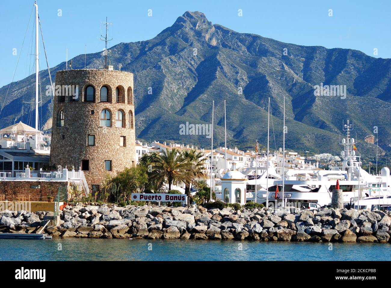 Ingresso del porto con la torre di guardia a sinistra e la montagna la Concha sul retro, Puerto Banus, Marbella, Spagna. Foto Stock