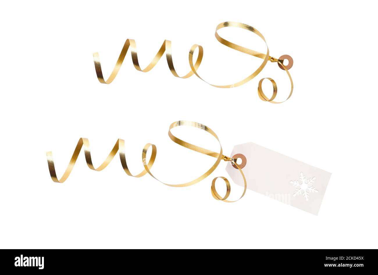Tag regalo e modello di etichetta con nastro d'oro attaccato per aggiungere a regali, regali di Natale o compleanno isolato su uno sfondo bianco. Foto Stock