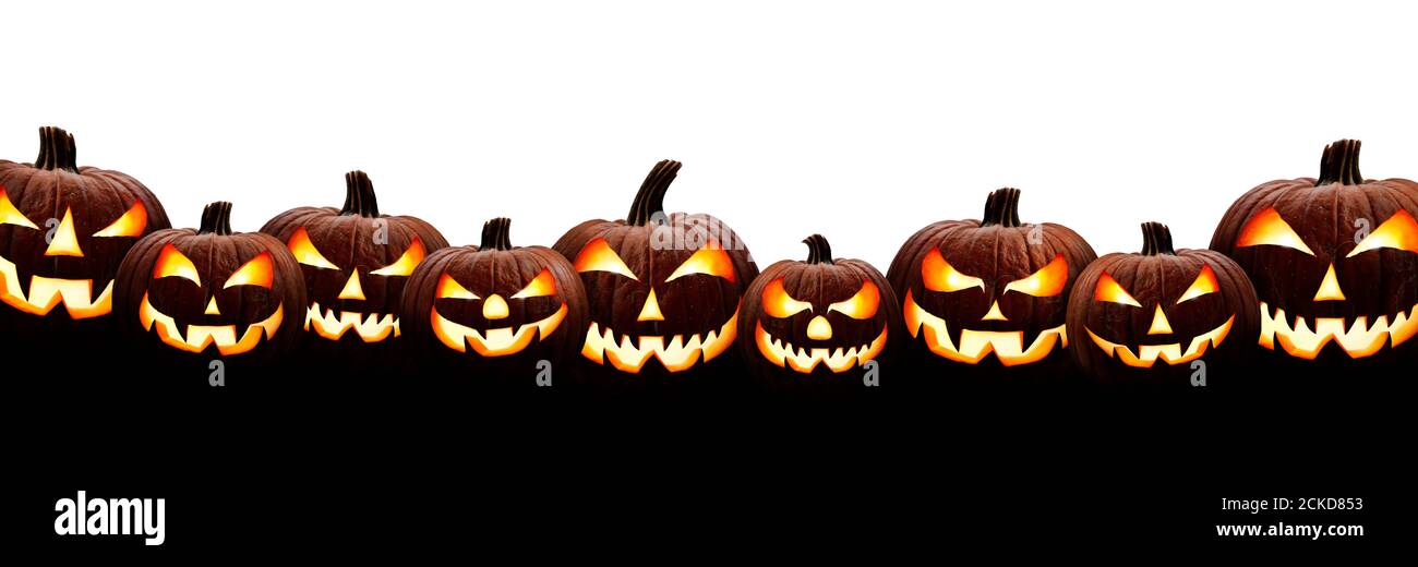Un grande gruppo di nove lanterne halloween spooky, Jack o Lantern, con il viso e gli occhi malvagi isolati contro uno sfondo bianco. Foto Stock