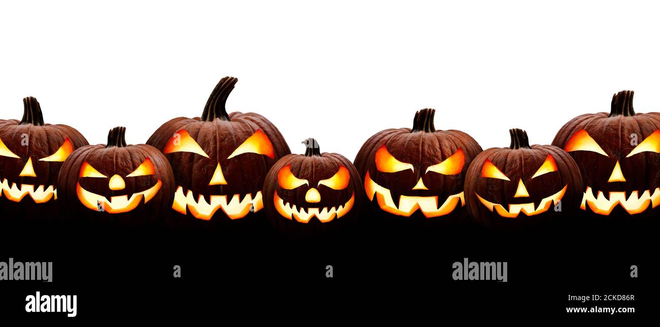 Un grande gruppo di sette lanterne halloween spooky, Jack o Lantern, con il viso e gli occhi malvagi isolati contro uno sfondo bianco. Foto Stock