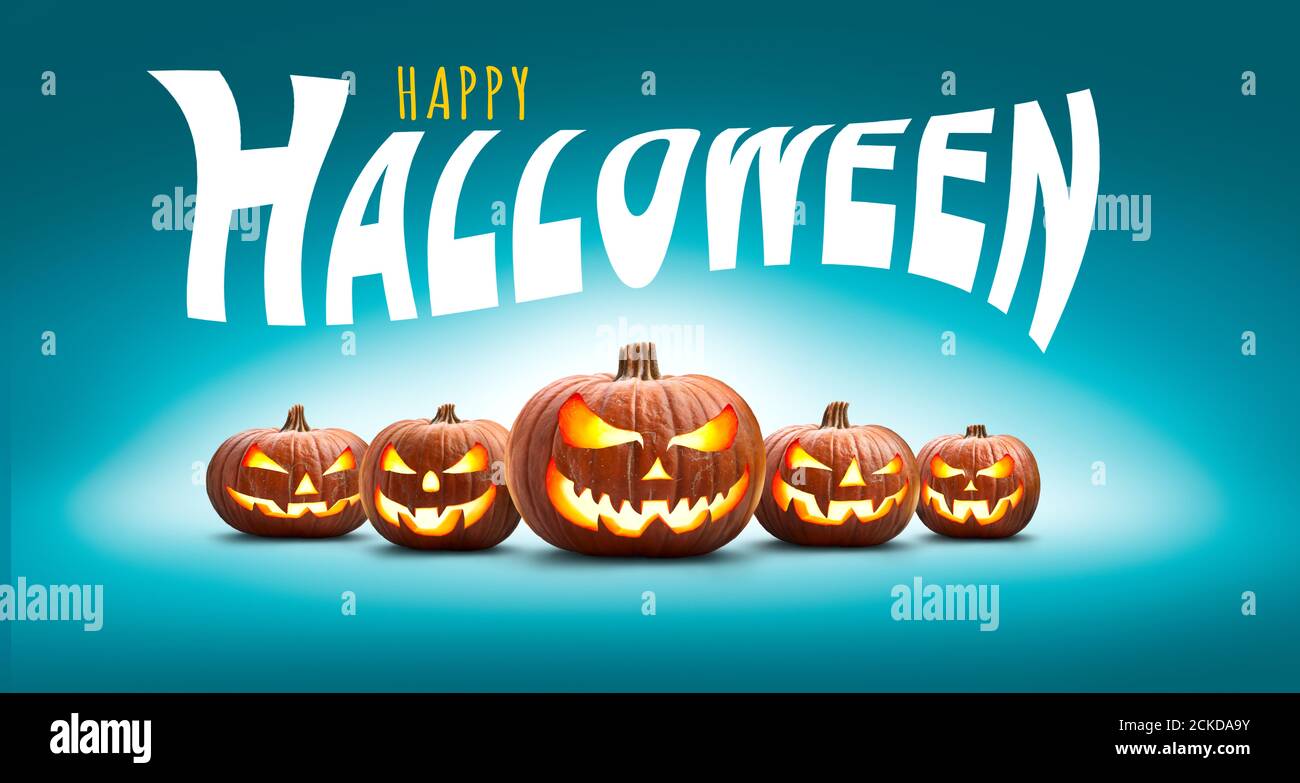 Cinque Halloween, Jack o Lanterne, con gli occhi malvagi e volti spooky isolato contro uno sfondo blu illuminato con le parole Happy Halloween. Foto Stock