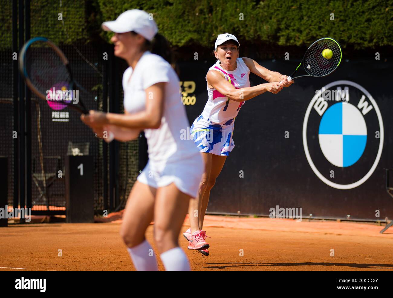 Simona Halep e Monica Niculescu, della Romania, che si sono esibiti due volte in occasione del torneo di tennis 2020 internazionali BNL d'Italia WTA Premier 5 il 15 settembre, Foto Stock