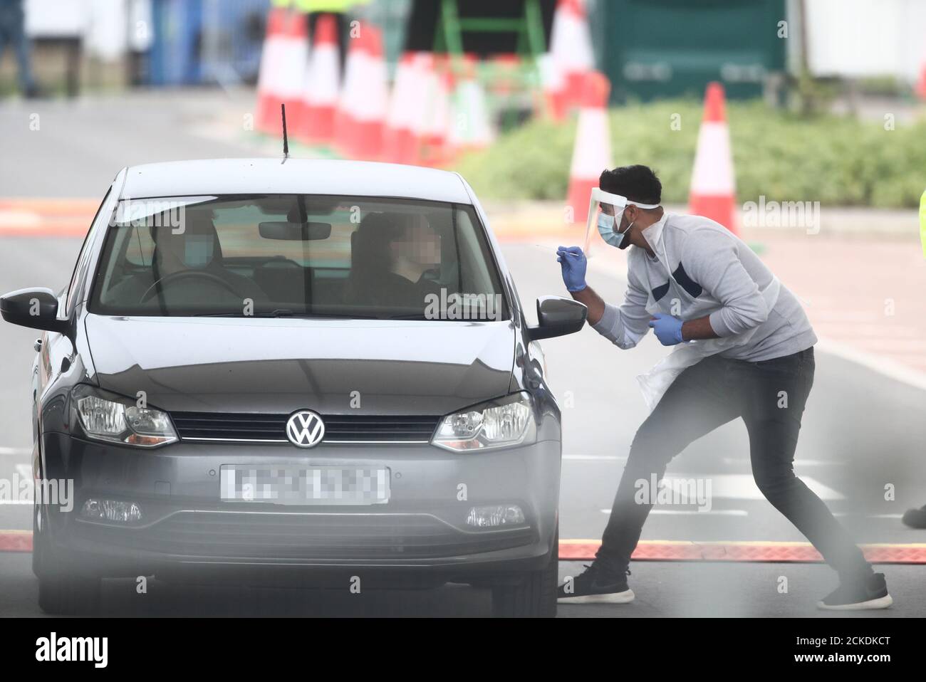 TARGA E VOLTI PIXELATED DA PA PICTURE DESK personale che lavora in un centro di test Coronavirus a Temple Green Park e Ride a Leeds. Foto Stock