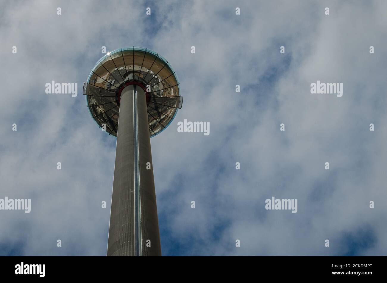 La torre di osservazione della British Airways i360 a Brighton, East Sussex, sulla costa meridionale dell'Inghilterra, con vista sul South Downs e sulla Manica Foto Stock