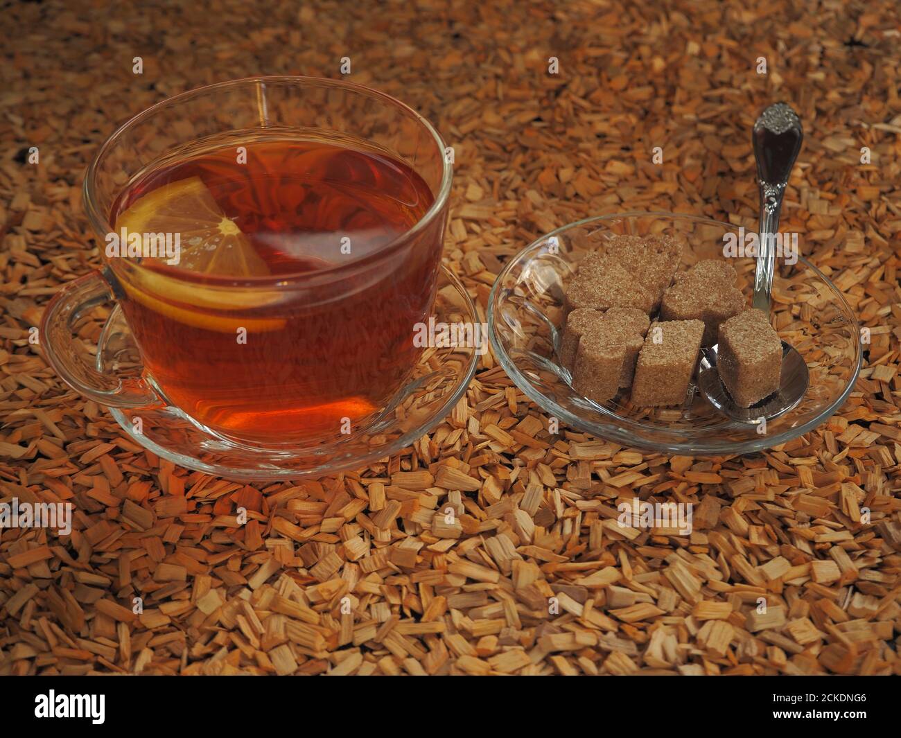 Tè nero con limone in una tazza. Foto Stock