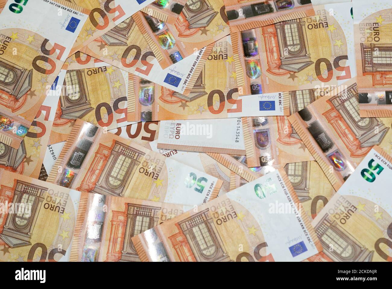 Bordeaux , Aquitaine / Francia - 09 01 2020 : banconote da 50 euro sparse a terra l'una sopra l'altra banconote carte da parati europee cinquanta banche Foto Stock