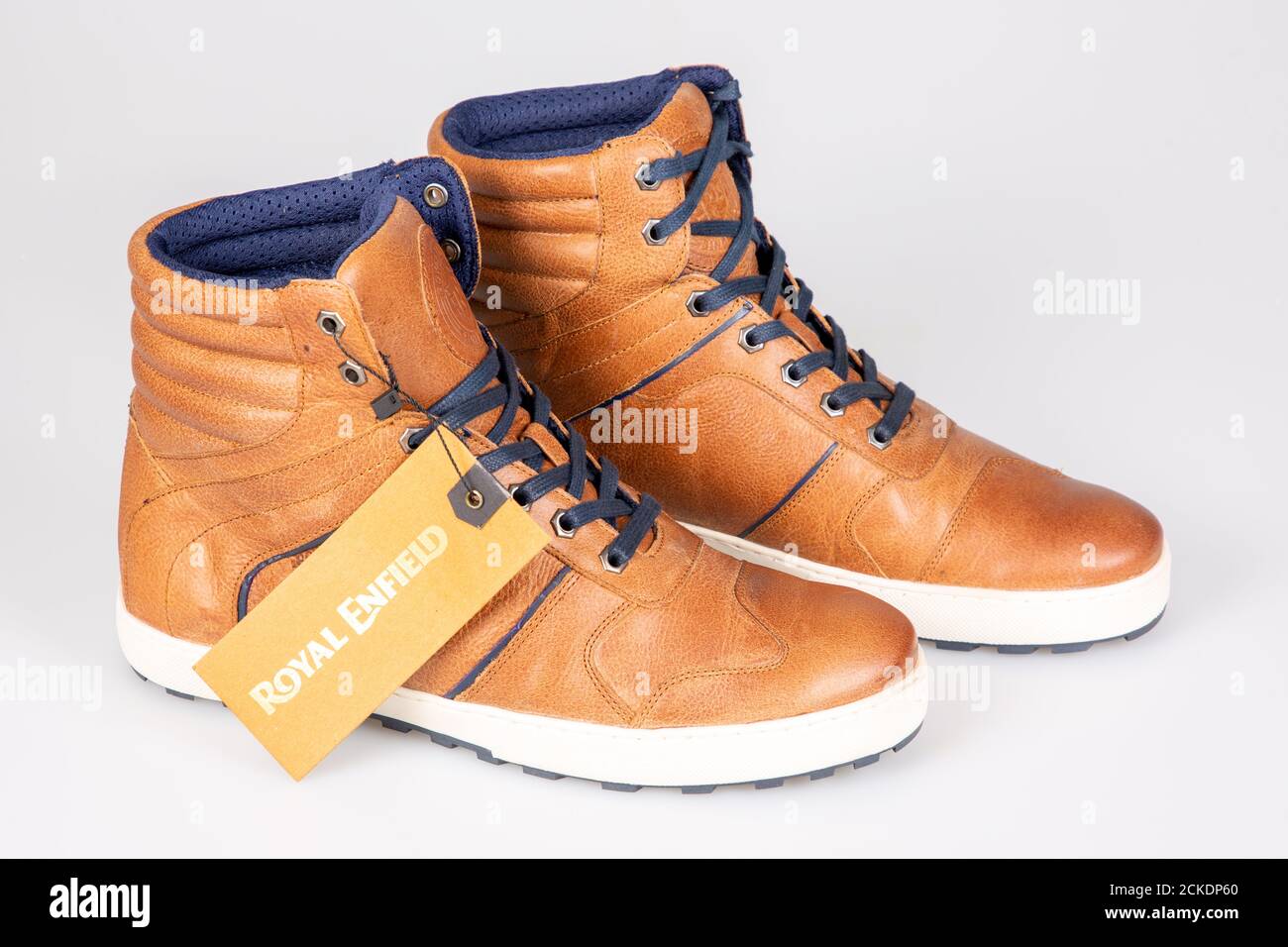 Bordeaux , Aquitaine / France - 09 01 2020 : Sneakers classiche Royal enfield marrone per moto in pelle Foto Stock