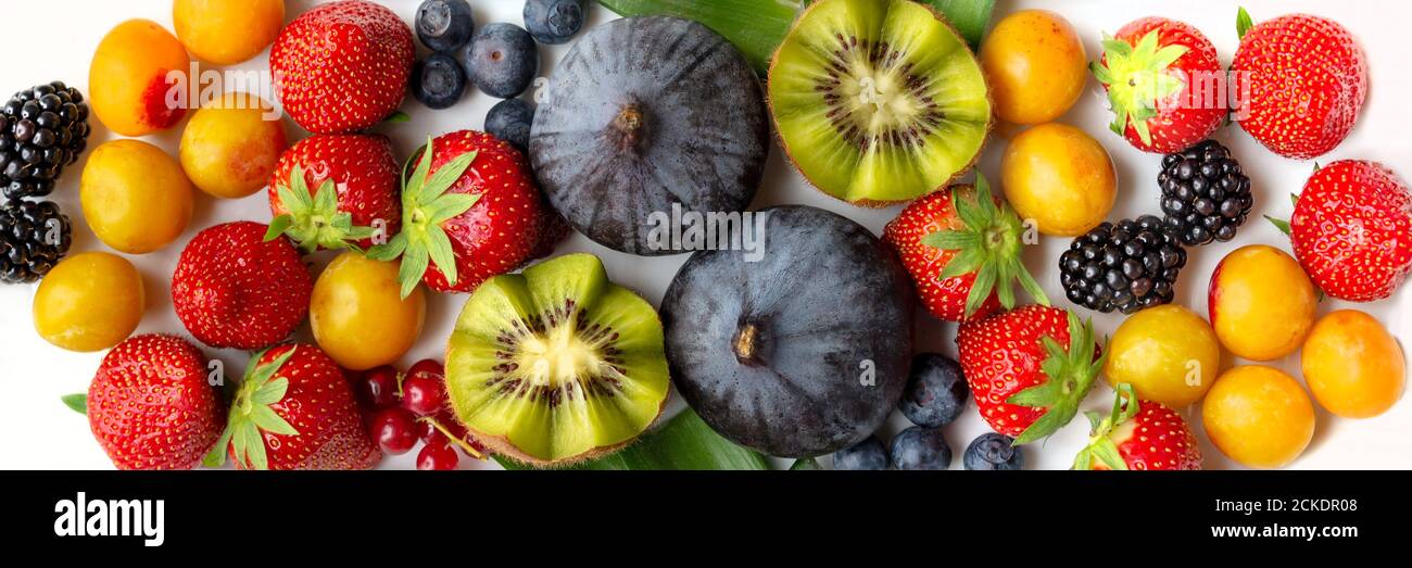 Sfondo panoramico colorato assortimento di frutta, dieta sana e banner web alimentare Foto Stock