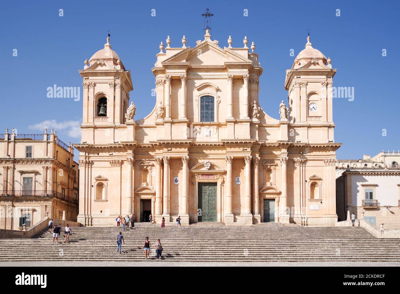Facciata della Cattedrale di noto in una bella, luminosa giornata estiva - Sicilia, Italia Foto Stock