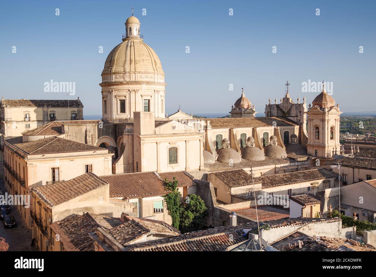 Splendida vista sulla cupola centrale del Duomo di noto dalla chiesa di Montevergine - noto, Sicilia Foto Stock