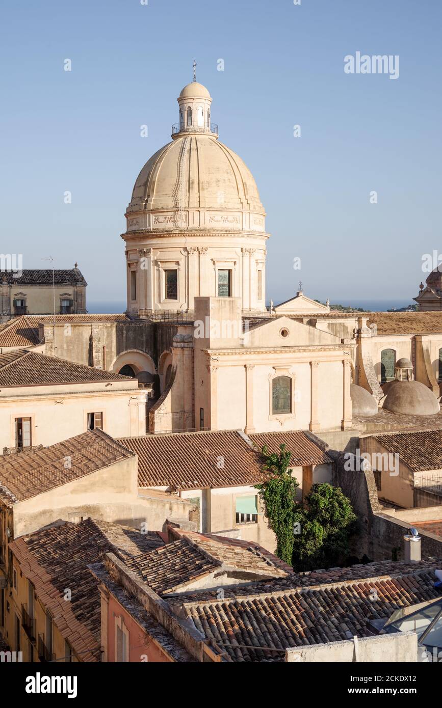 Splendida vista sulla cupola centrale del Duomo di noto dalla chiesa di Montevergine - noto, Sicilia Foto Stock