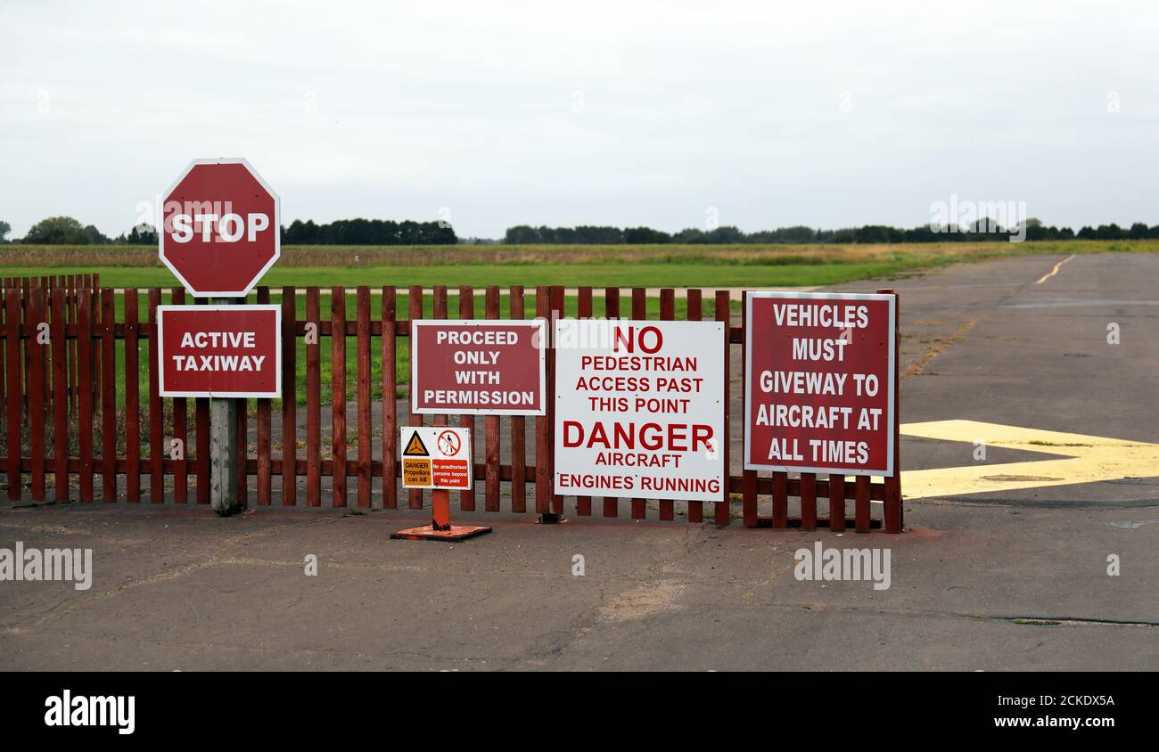 segnali di avvertenza su un campo aereo (Questi sono a Sleap Airfield nello Shropshire) Foto Stock