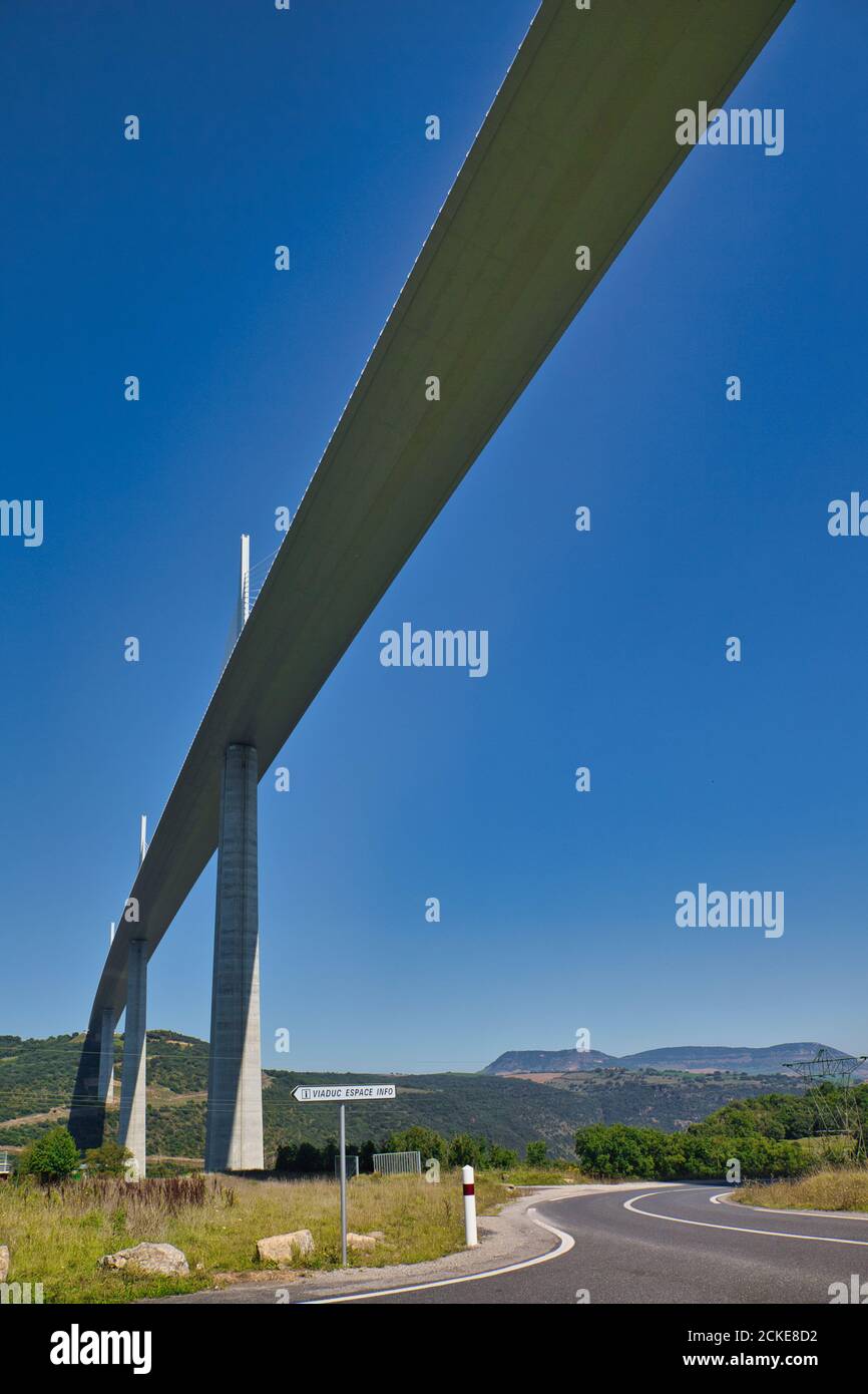 Guardando verso l'alto da un angolo molto basso al piano terra, al Viaduc de Millau - Viadotto Millau visto contro un cielo blu chiaro, Millau, Aveyron, Francia Foto Stock