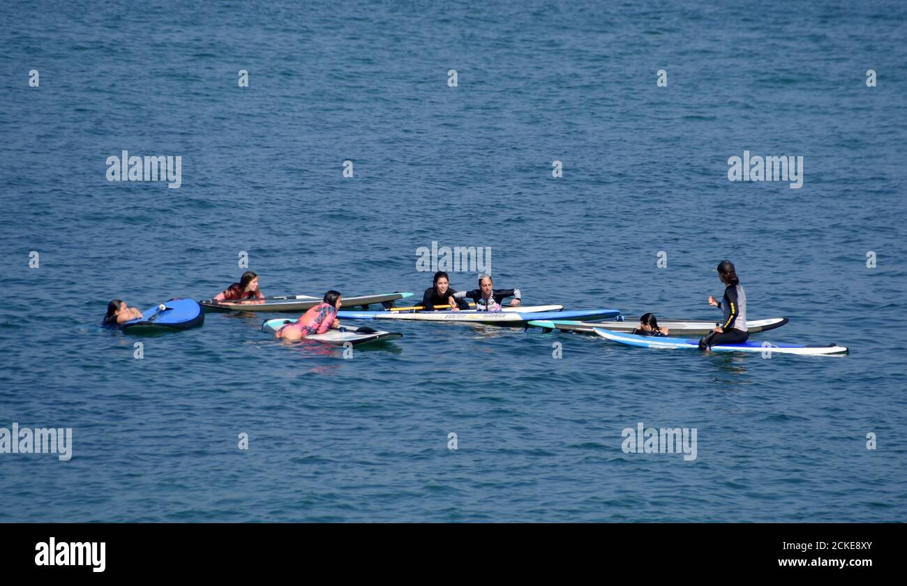 Allenamento con levette in piedi. Un gruppo di atleti che discutono la tecnica prima di esercitarsi. Foto Stock