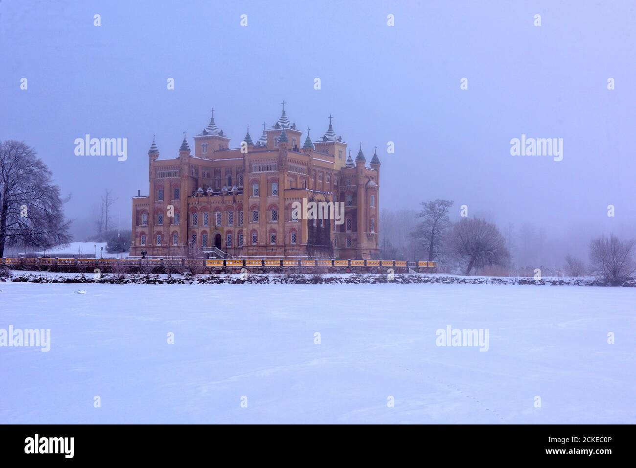 Una mattina foggosa a Stora Sundby Slott, Stora Sundby castello, Södermanland, Svezia, Sverige Foto Stock