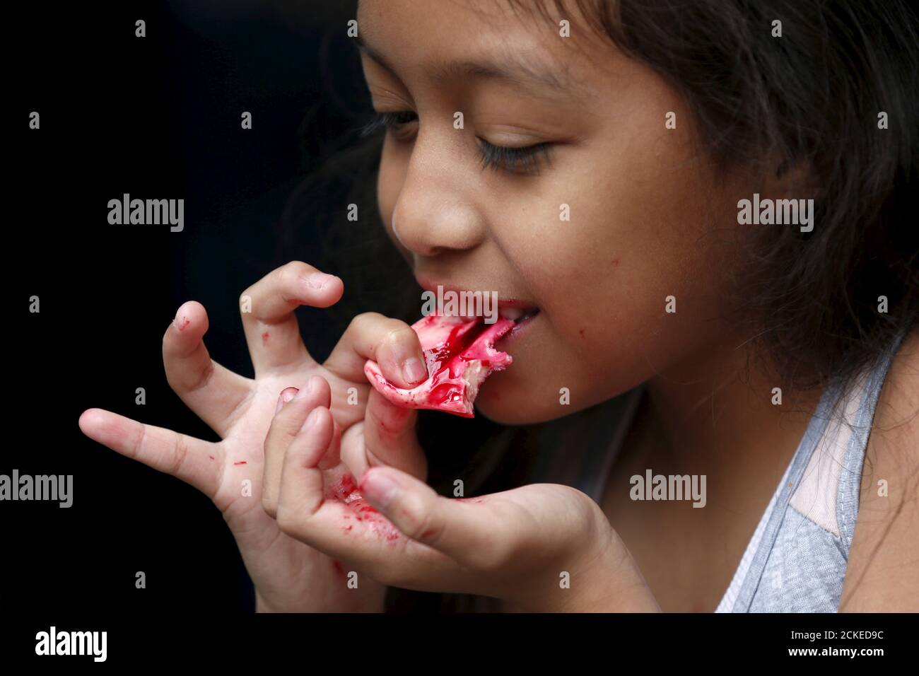 Alejandra Rodriguez, 8, mangia un naso sanguinoso fatto di caramella  gommosa e gelatina rossa al produttore di caramelle Zombie Gourmet fatto in  casa sulle gonne fuori di Città del Messico 30 ottobre