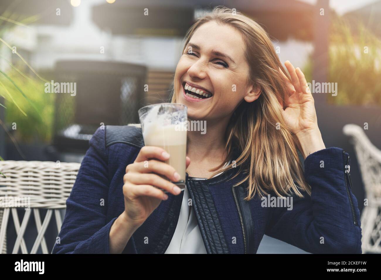 giovane bella donna allegra che si gode caffè latte al caffè all'aperto terrazza Foto Stock