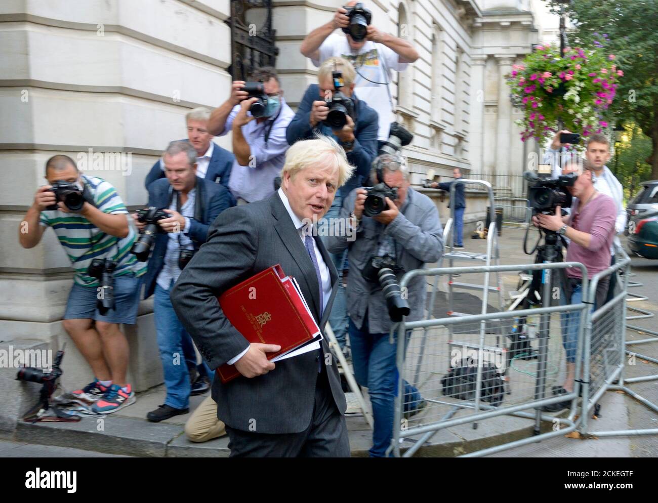 Il primo ministro britannico Boris Johnson MP torna al 10 Downing Street dopo una riunione del gabinetto tenutasi nel Ministero degli Esteri, il 15 settembre 2020 Foto Stock