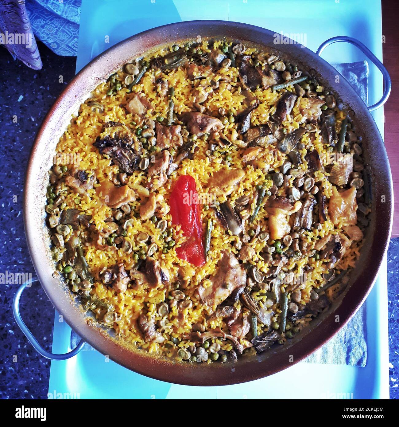Paella fatta in casa con carne e verdure in teglia di ferro Foto Stock