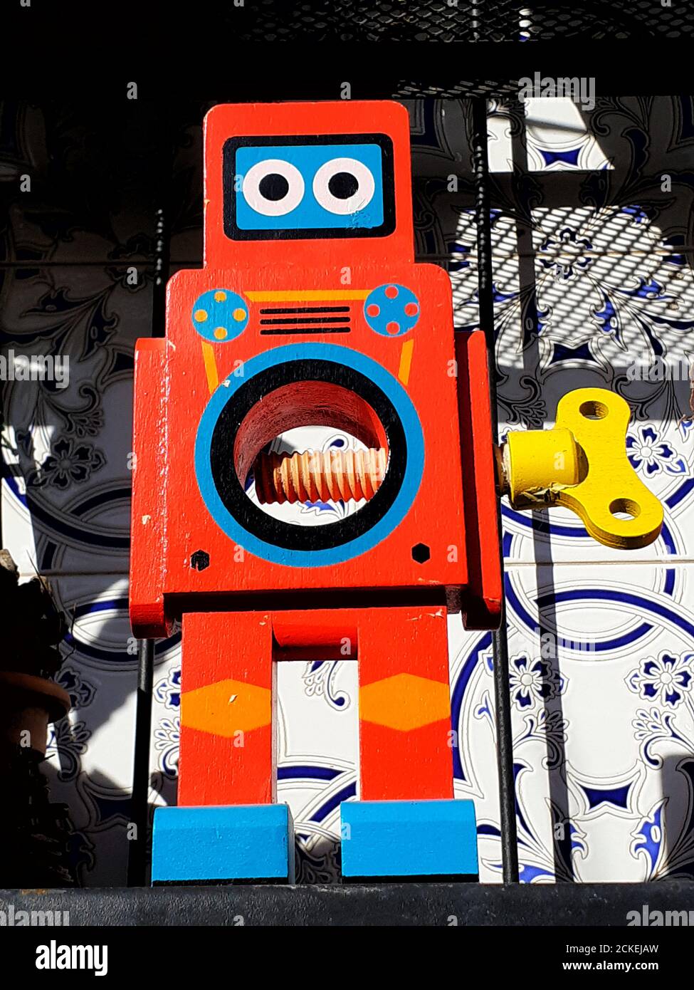 Robot giocattolo divertente con vite Foto Stock