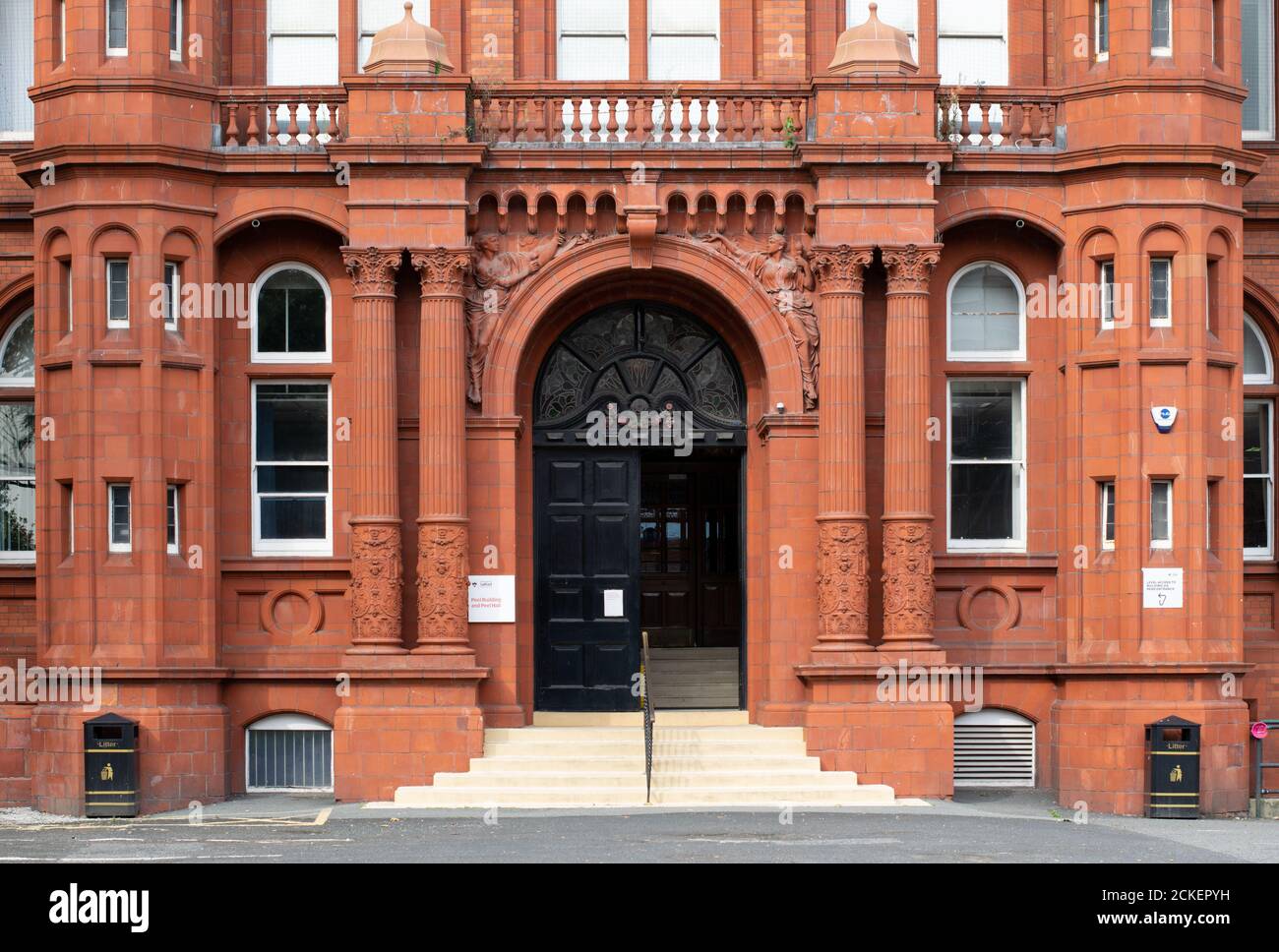 Salford University, Greater Manchester, Regno Unito. Ingresso dell'edificio a peeling, facciata in mattoni di Accrington e terracotta. Foto Stock