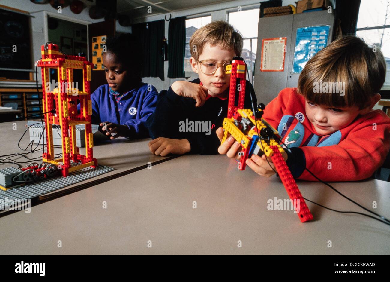 Studenti delle scuole elementari che usano una versione precoce di Lego Teknik presso la John Betts School di Hammersmith, a ovest di Londra. 05 febbraio 1993. Foto: Neil Turner Foto Stock