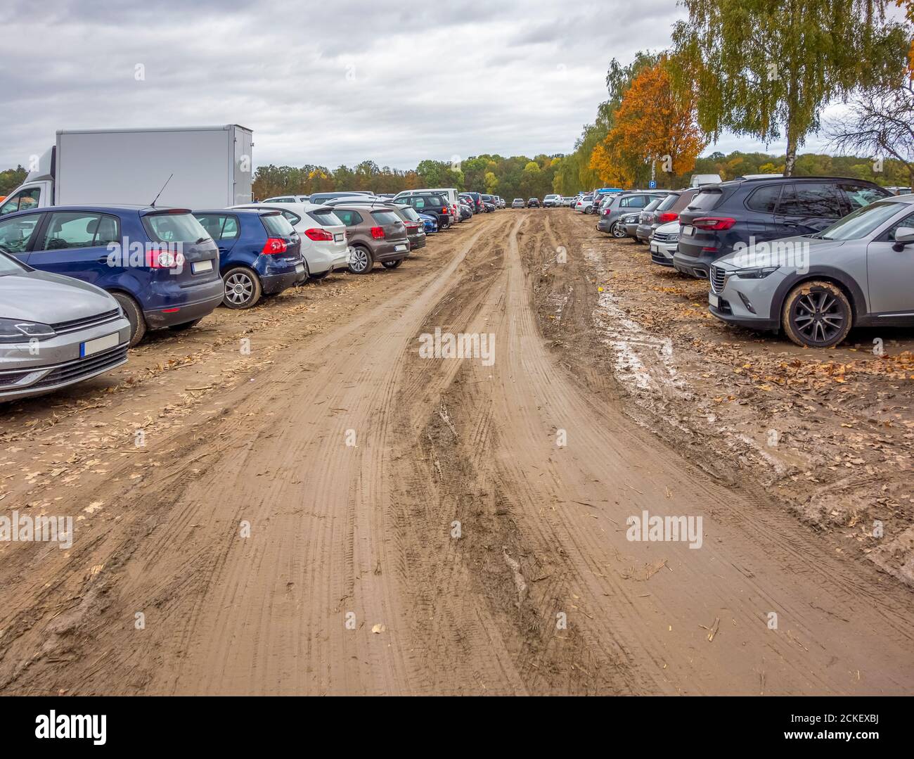 auto in un parcheggio fangoso Foto Stock