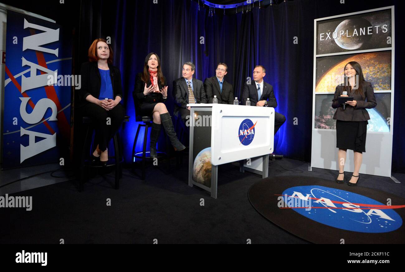 (L-R) Istituto di scienze del telescopio spaziale Nikole Lewis, Professore del MIT di scienze e fisica planetaria Sara Seager, Sean Carey del Centro di scienze dello Spitzer della NASA, L'astronomo dell'Università di Liegi (Belgio) Michael Gillon e amministratore associato della direzione della Missione scientifica della NASA Thomas Zurbuchen partecipa a una conferenza stampa moderata dalla NASA Public Affairs Officer Felicia Chou, per presentare nuovi risultati su esoplaneti, pianeti che orbitano stelle diverse dal sole della Terra, a Washington, USA, 22 febbraio 2017. REUTERS/Mike Theiler Foto Stock