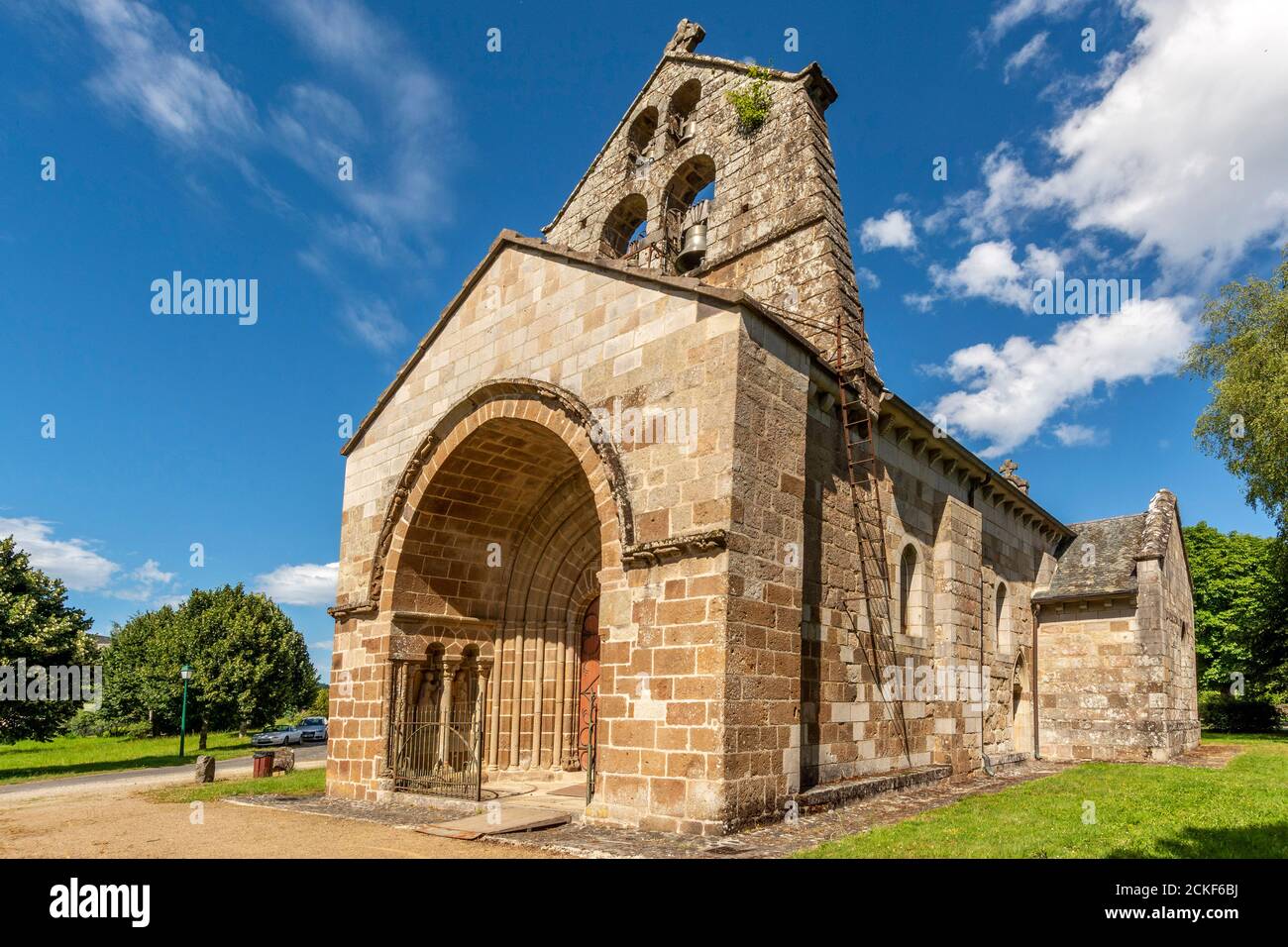 Ydes Bourg, chiesa romanica Saint-Georges, dipartimento Cantal, Auvergne-Rodano-Alpi, Francia Foto Stock