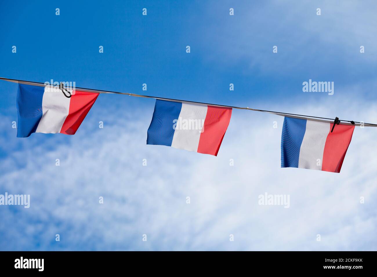 Battimento bandiera francese per la Bastiglia giorno. Foto Stock