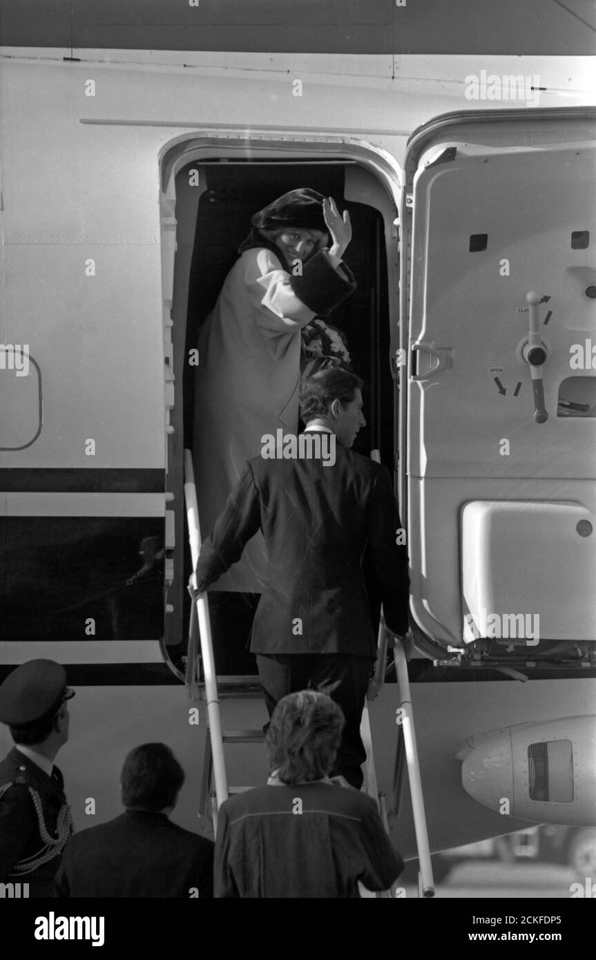 Prinzessin Diana winkt der Mange beim Einstieg ins Flugzeug zum Weiterflug nach Hamburg, Prinz Charles hinter ihr, 1987. Lady Diana sventolando alla folla mentre si sale a bordo dell'aereo diretto ad Amburgo con il principe Carlo dietro di lei, 1987. Foto Stock