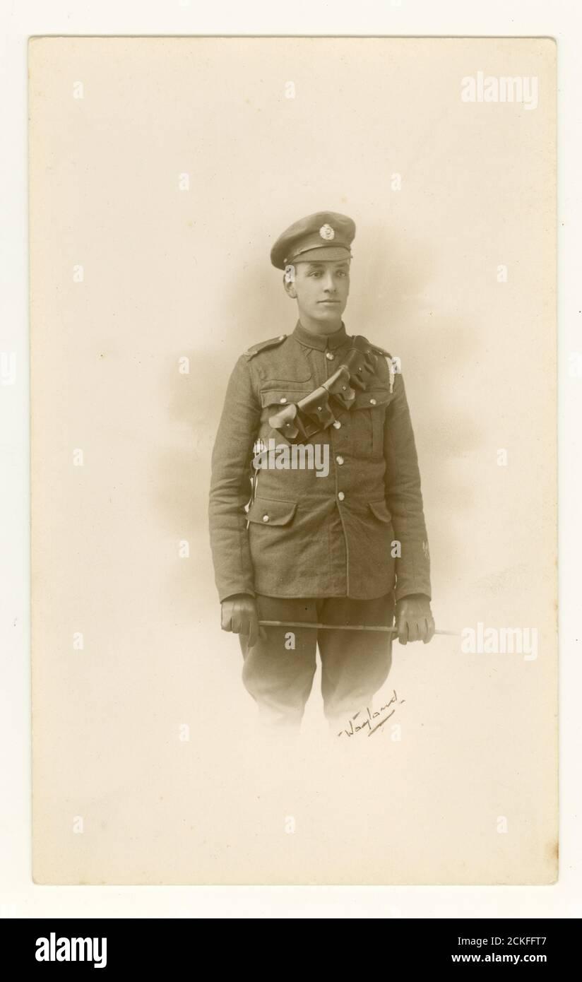 WW1 era studio ritratto Fotografia di bel giovane soldato cavalleria, indossando un bandoliere o cintura proiettile, portando una frusta di canna, Blackheath, Londra, Inghilterra, Regno Unito 1914-.1918 Foto Stock