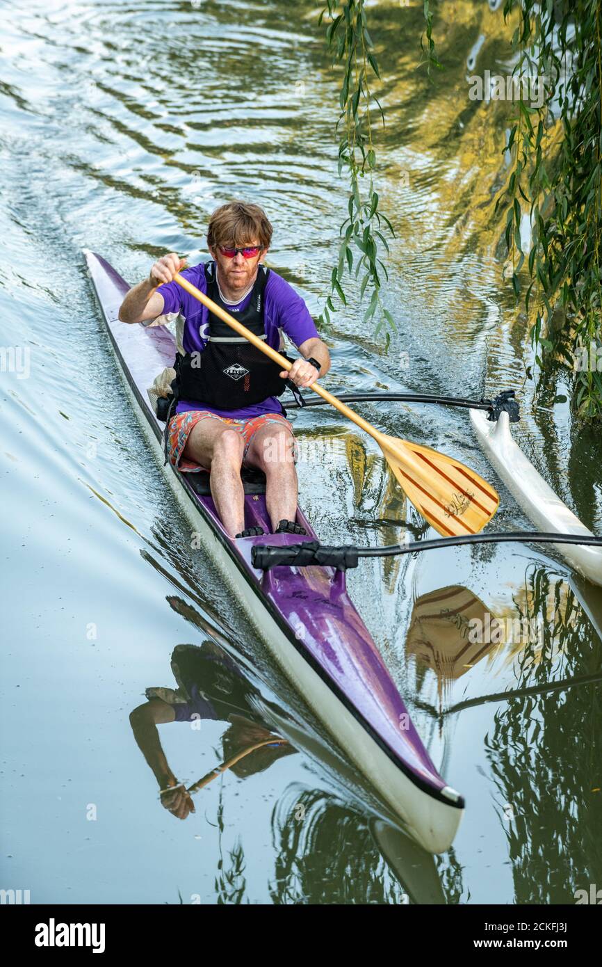 Oxford, Oxfordshire, Regno Unito. 16 settembre 2020. Più caldo delle Hawaii nel Regno Unito. L'estate indiana offre temperature perfette per lo sport hawaiano. Stephen Charters prende la sua Outrigger Canoe fuori sul canale di Oxford. Credit: Sidney Bruere/Alamy Live News Foto Stock