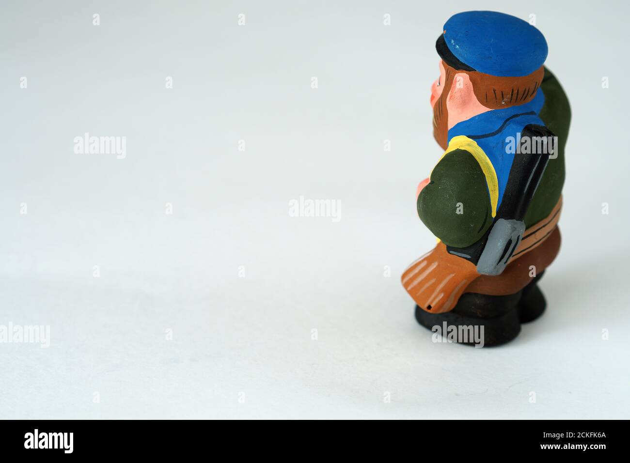 Figurine divertenti fatte di ceramica. Cacciatore di souvenir. Foto Stock
