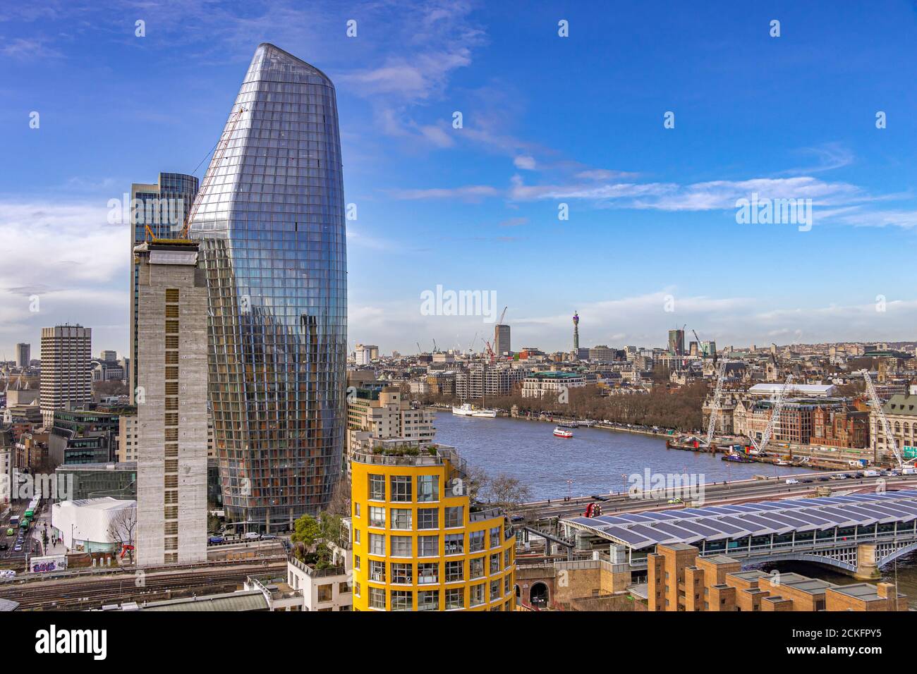 Uno Blackfriars, conosciuto anche come The Vase, uno sviluppo ad uso misto al No.1 Blackfriars Road che si affaccia sul Tamigi a Bankside, Londra, Regno Unito Foto Stock