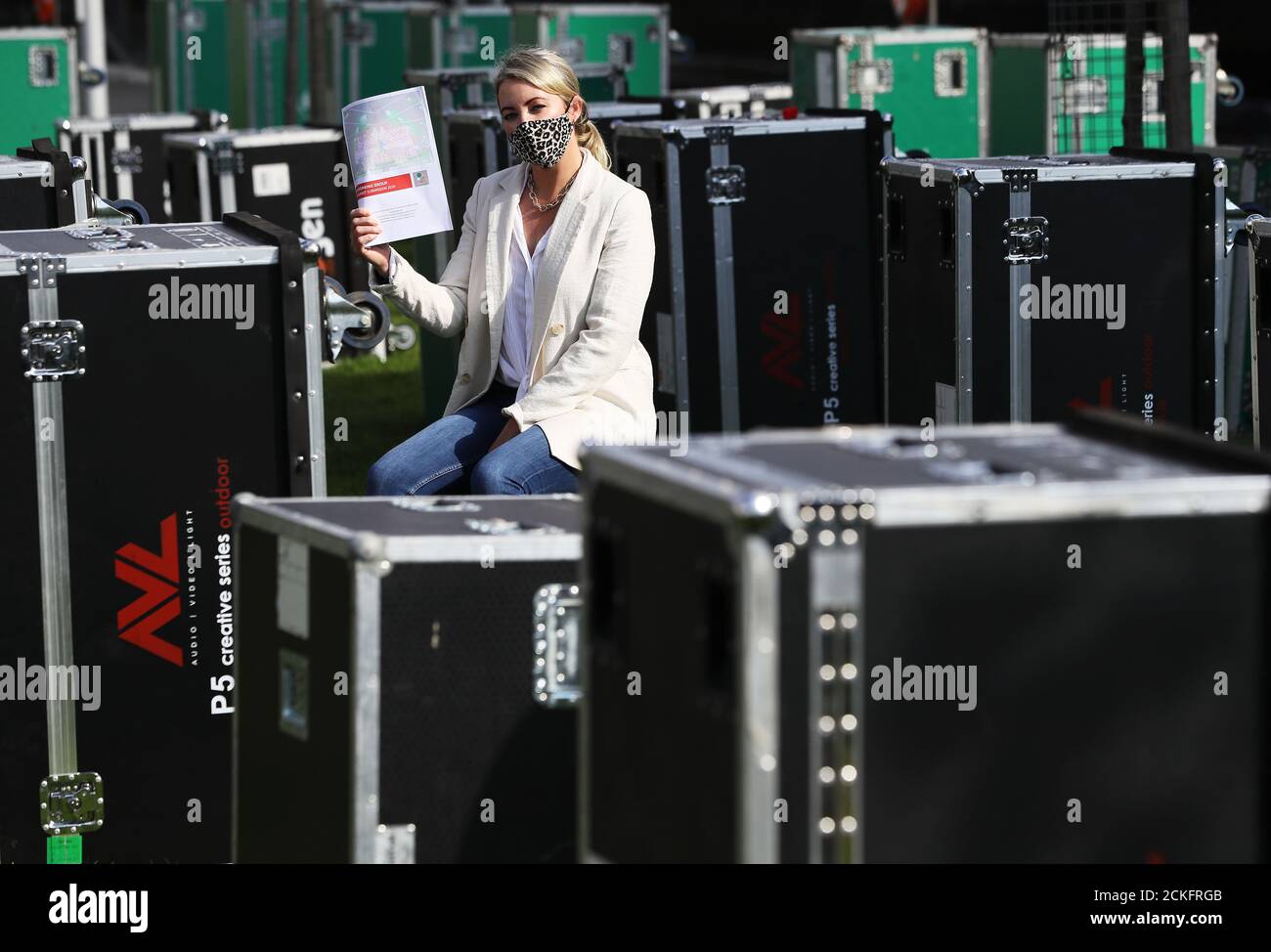 Direttore dell'agenzia di gestione eventi Ten Feet Tall Ashlee Dickinson detiene una copia del modulo Pre-Budget del gruppo di lavoro dell'evento Production Industry Covid19 (EPIC) al lancio a Stephen Gately Park, Dublino. Foto Stock