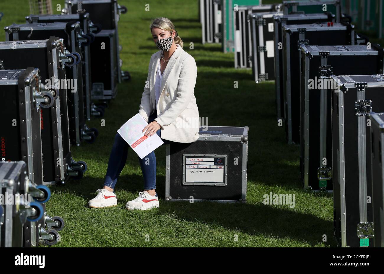 Direttore dell'agenzia di gestione eventi Ten Feet Tall Ashlee Dickinson detiene una copia del modulo Pre-Budget del gruppo di lavoro dell'evento Production Industry Covid19 (EPIC) al lancio a Stephen Gately Park, Dublino. Foto Stock