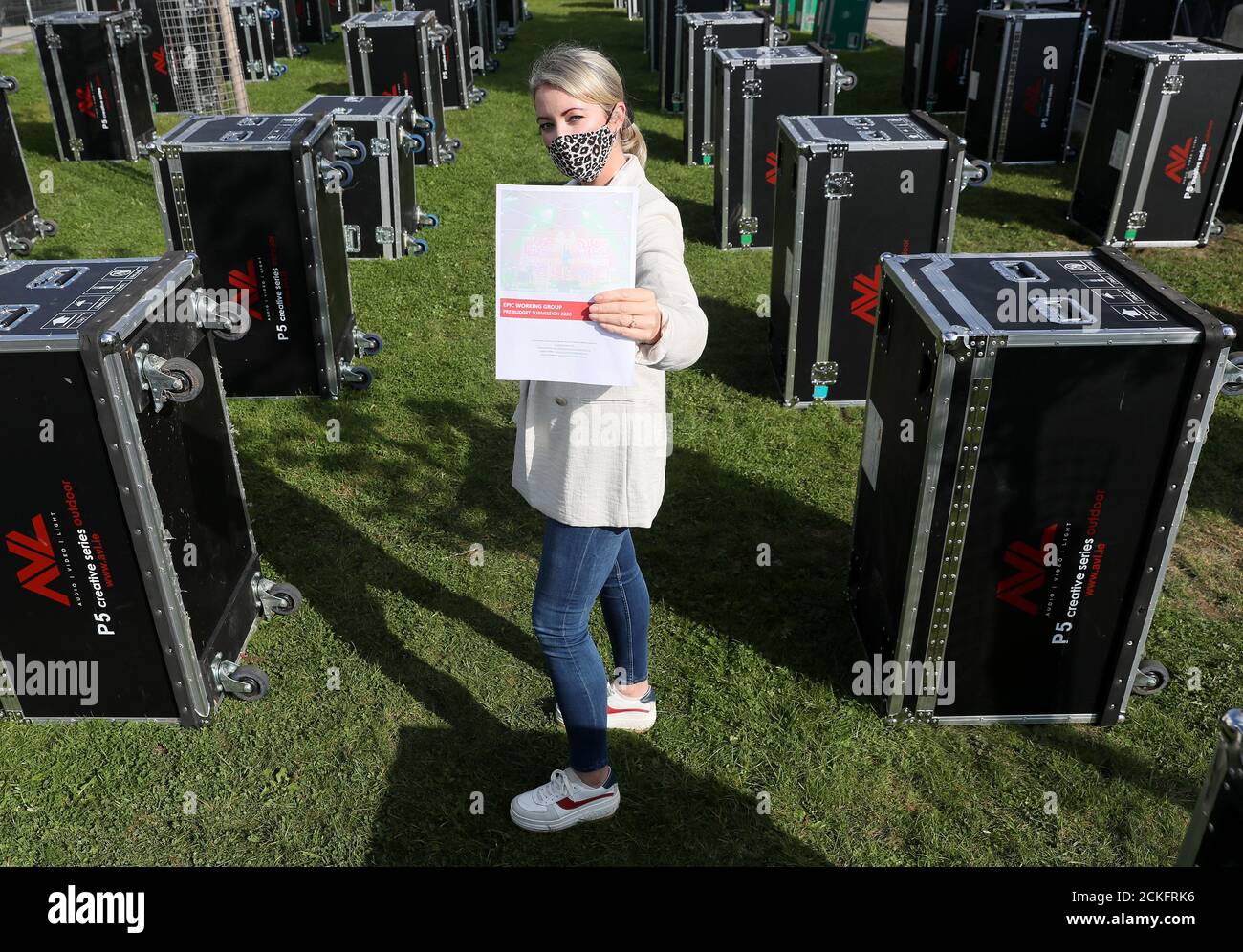 Direttore dell'agenzia di gestione eventi Ten Feet Tall Ashlee Dickinson detiene una copia del modulo Pre-Budget del gruppo di lavoro dell'evento Production Industry Covid19 (EPIC) al lancio a Stephen Gately Park, Dublino. Foto Stock