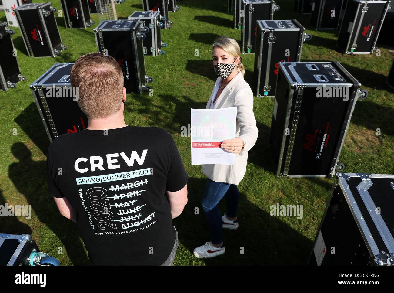 Direttore dell'agenzia di gestione eventi Ten Feet Tall Ashlee Dickinson detiene una copia del modulo Pre-Budget del gruppo di lavoro dell'evento Production Industry Covid19 (EPIC) al lancio a Stephen Gately Park, Dublino. Foto Stock