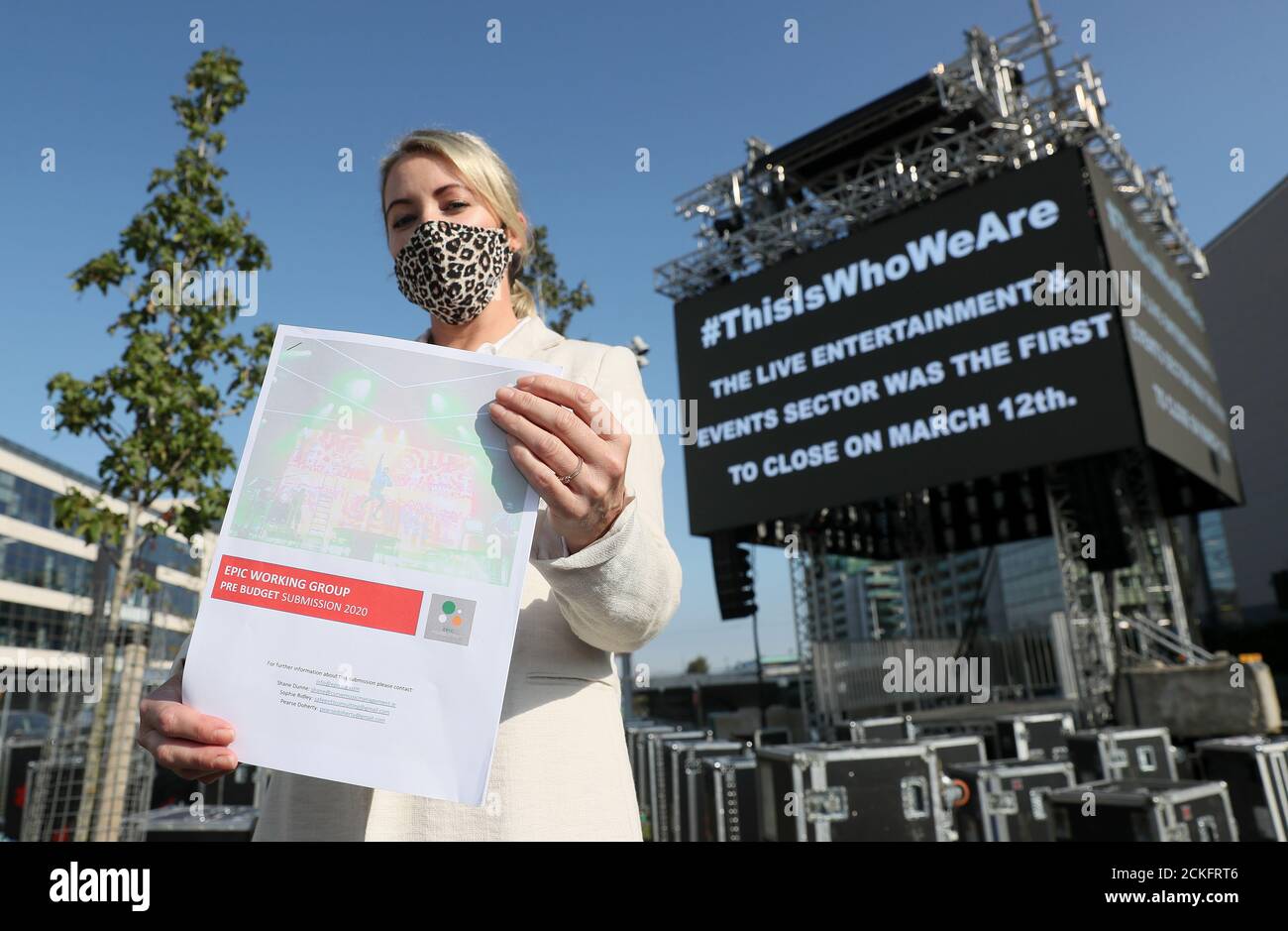 Direttore dell'agenzia di gestione eventi Ten Feet Tall Ashlee Dickinson detiene una copia del modulo Pre-Budget del gruppo di lavoro dell'evento Production Industry Covid19 (EPIC) al lancio a Stephen Gately Park, Dublino. Foto Stock