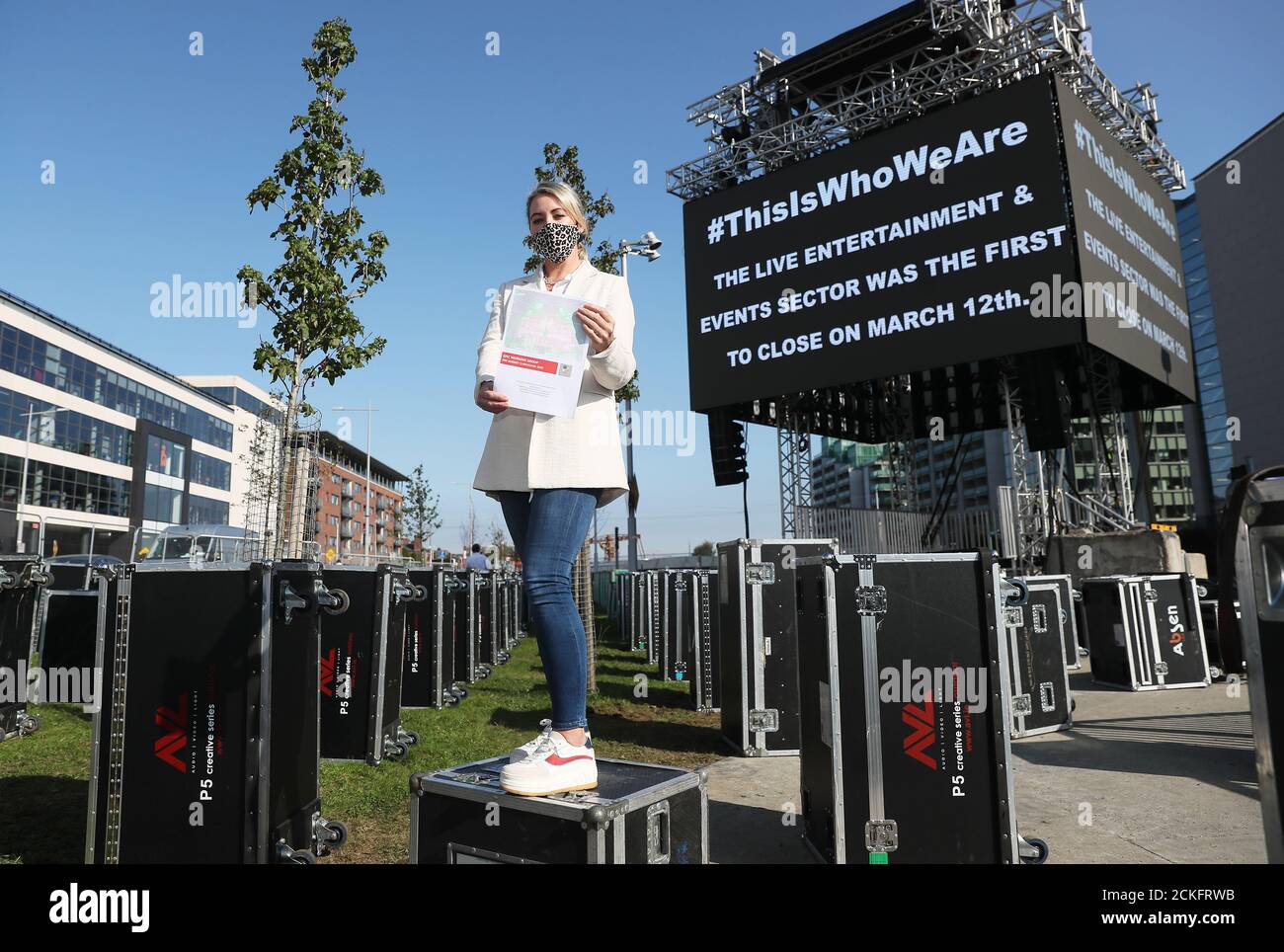 Direttore dell'agenzia di gestione eventi Ten Feet Tall Ashlee Dickinson detiene una copia del modulo Pre-Budget del gruppo di lavoro dell'evento Production Industry Covid19 (EPIC) al lancio a Stephen Gately Park, Dublino. Foto Stock