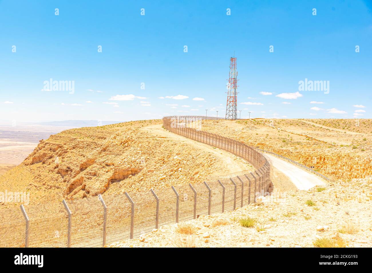 Percorso 10 lungo il confine egiziano - israeliano. Guardando in Egitto da Israele, la recinzione attivata al tatto si è posta per impedire ai rifugiati africani di entrare Foto Stock