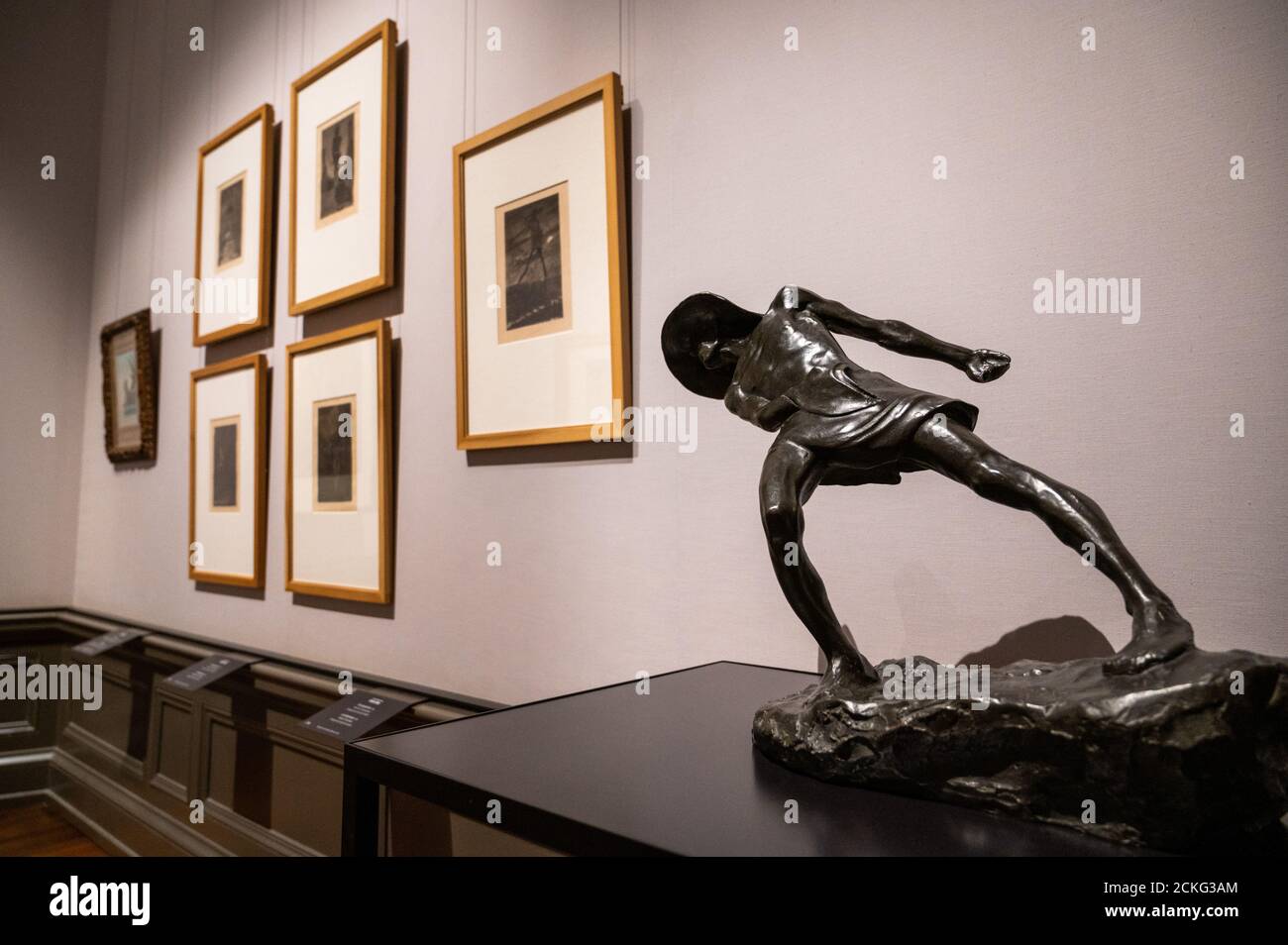 Berlino, Germania. 16 Set 2020. Die skulptur «Der weit ausholende Sämann» (1904) von Constant Montald Steht in der Ausstellung «Dekadenz und dunkle Träume. Der belgische Symbolismus» in der alten Nationalgalerie. Die Sonderausstellung ist vom 18.9 bis 17.1.2021 zu sehen. Credit: Christophe Gateau/dpa/Alamy Live News Foto Stock