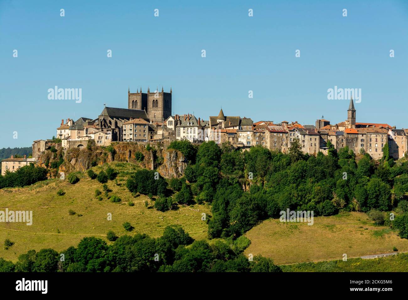 Vista sulla città di Saint Flour e la cattedrale di Saint Pierre, dipartimento di Canatl, Auvergne-Rodano-Alpi, Francia Foto Stock