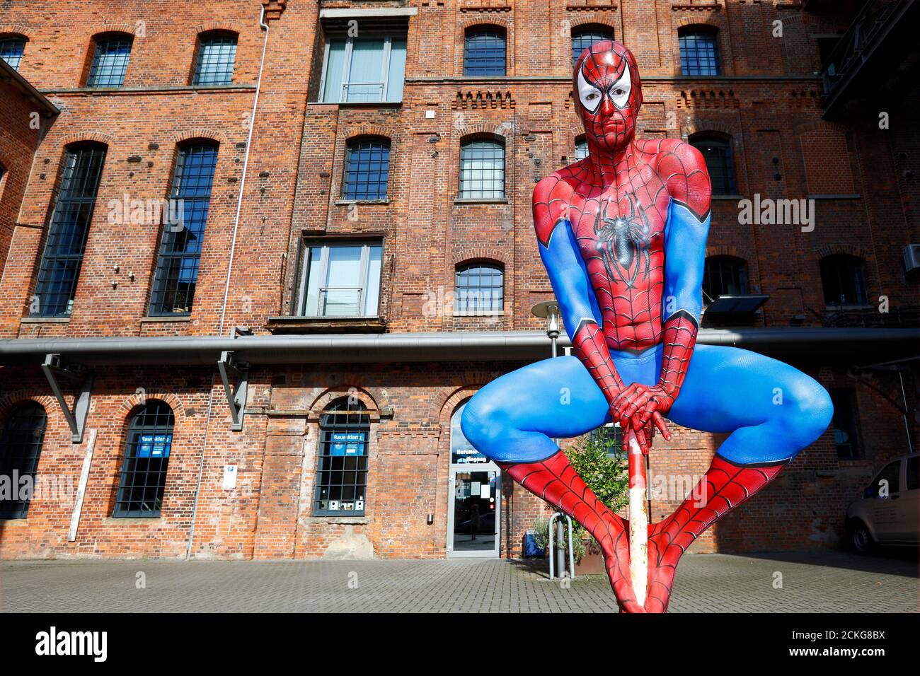 GEEK ART - Bodypainting e trasformazione: Spider-Man Photoshooting con Patrick Kiel nel Hefehof. Hameln, 15.09.2020 - un progetto del fotografo Tschiponnique Skupin e dei bodypainters e trasformatori Enrico Lein | utilizzo in tutto il mondo Foto Stock