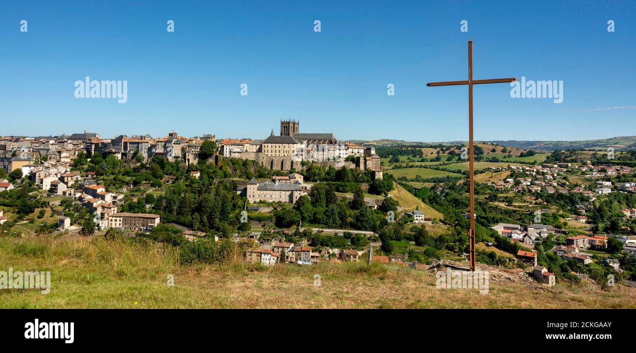 Vista sulla città di Saint Flour e la cattedrale di Saint Pierre, dipartimento di Canatl, Auvergne-Rodano-Alpi, Francia Foto Stock