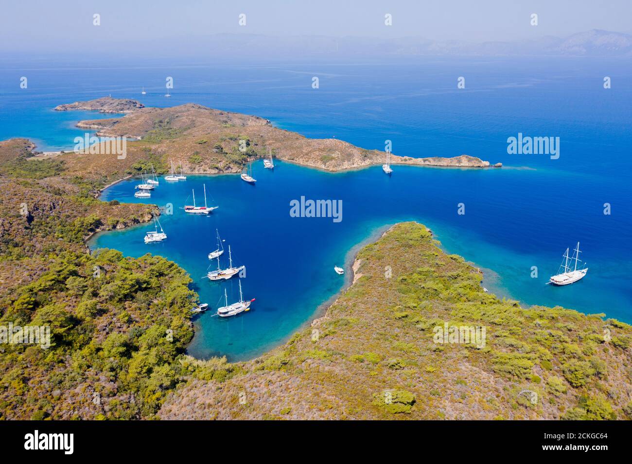 Vista aerea di yacht ancorati a Koyun Capo Gokova Bay Special Environment Area protetta Marmaris Turchia. Foto Stock
