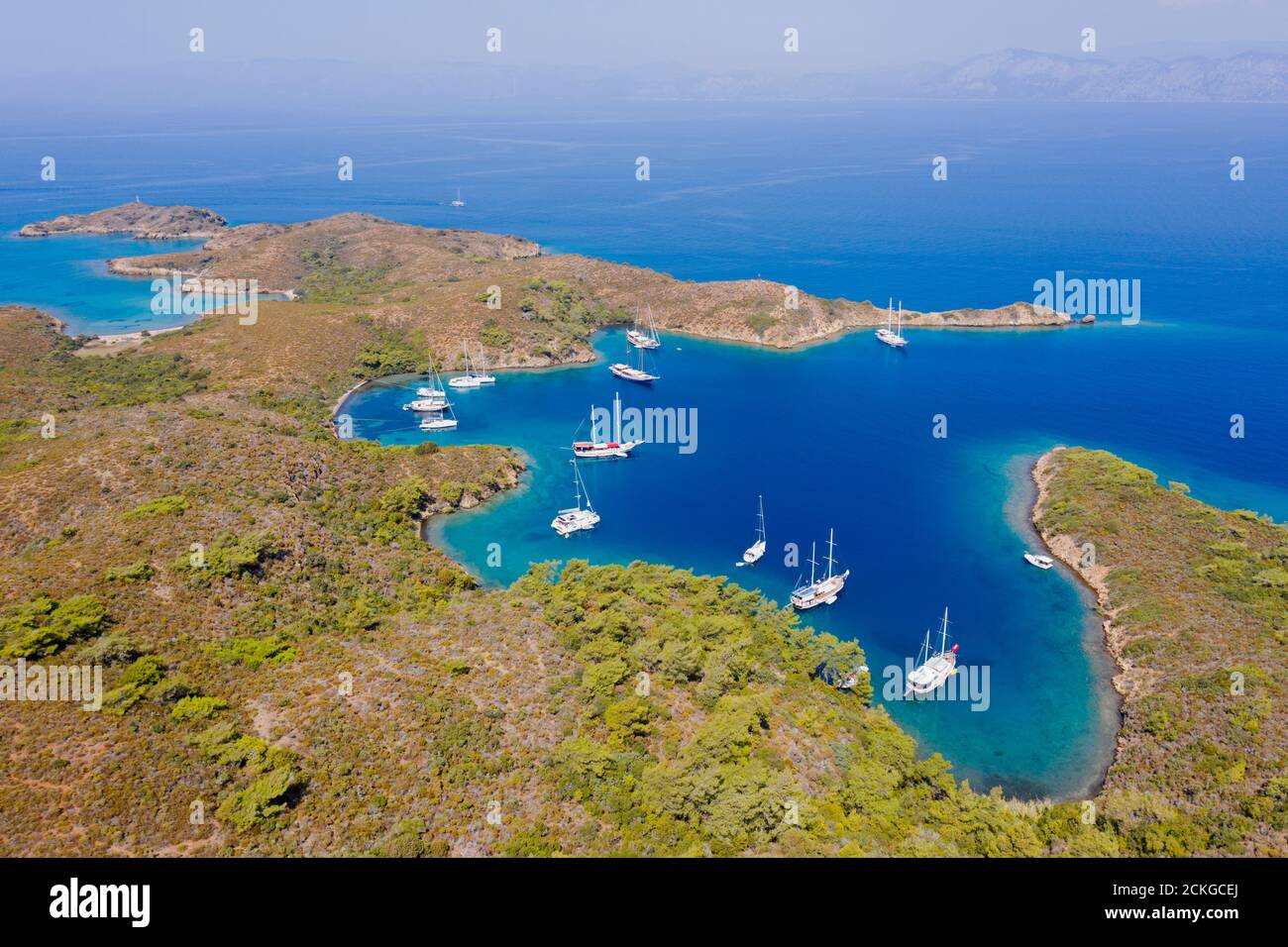 Vista aerea di yacht ancorati a Koyun Capo Gokova Bay Special Environment Area protetta Marmaris Turchia. Foto Stock